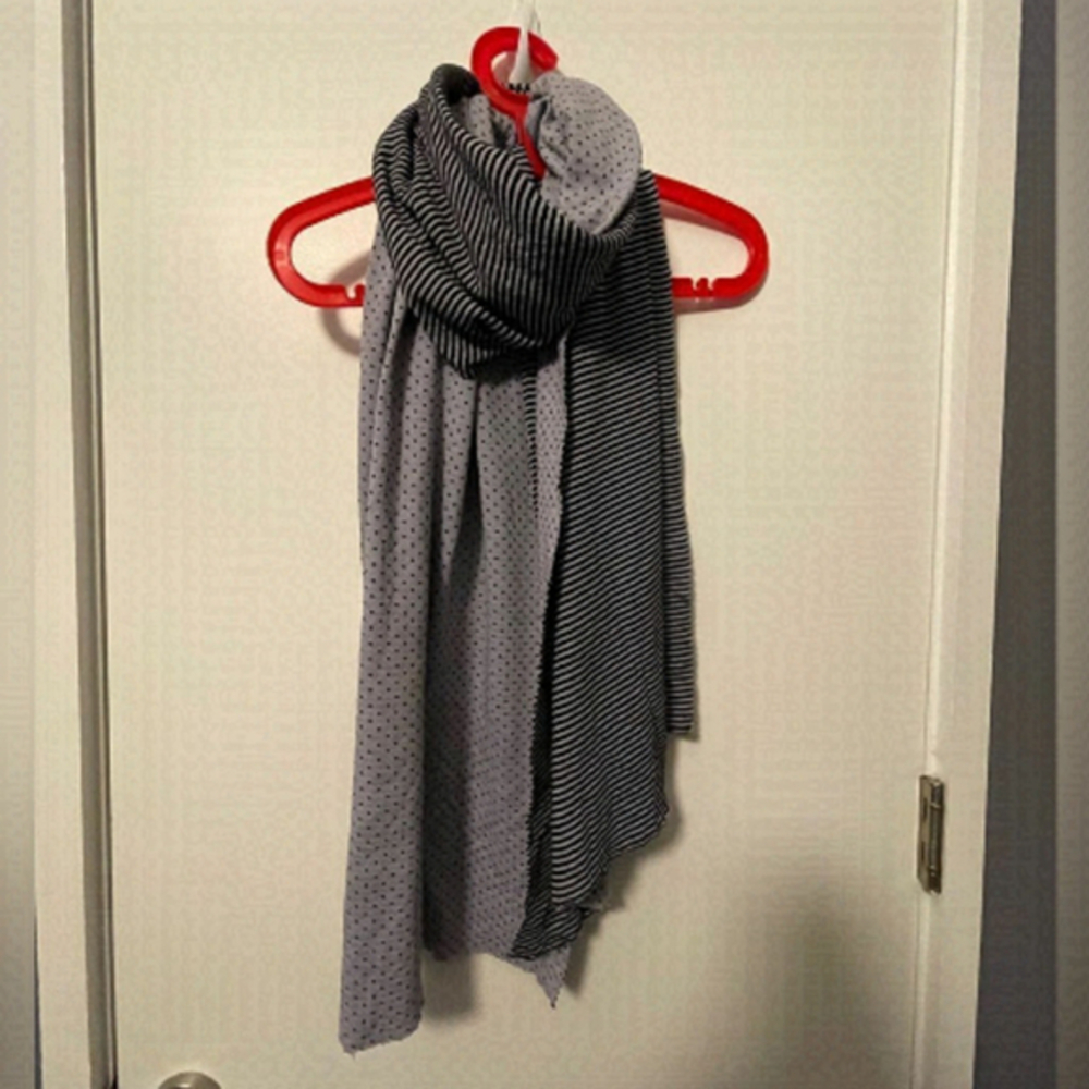 Jersey scarf with reversible dot stripe pattern